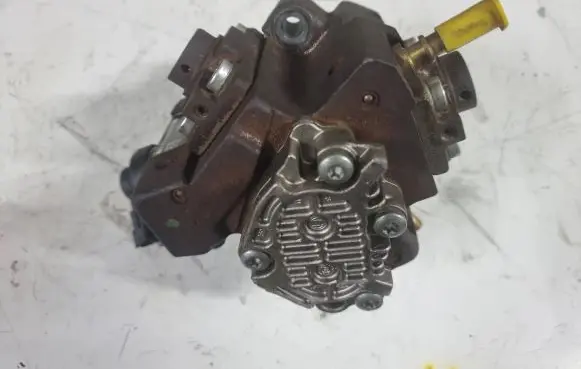 Renault Trafic II (X83) Fuel injection high pressure pump 8200804288 8200690744 0445010170