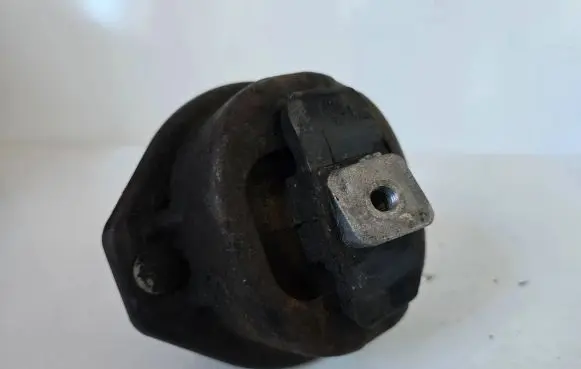 BMW 7 E65 E66 Engine mount bracket