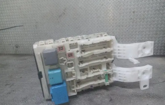 Toyota Yaris Fuse module 8273052700
