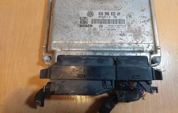 Volkswagen Golf V Engine control unit/module ECU 0261208754 036906032AM ME7.5.10