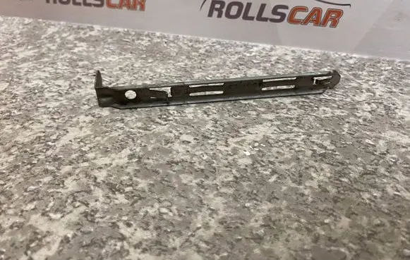Headlight/headlamp mounting bracket