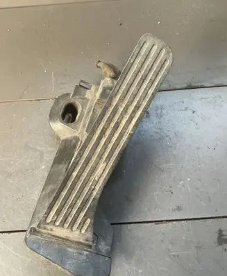 Accelerator throttle pedal