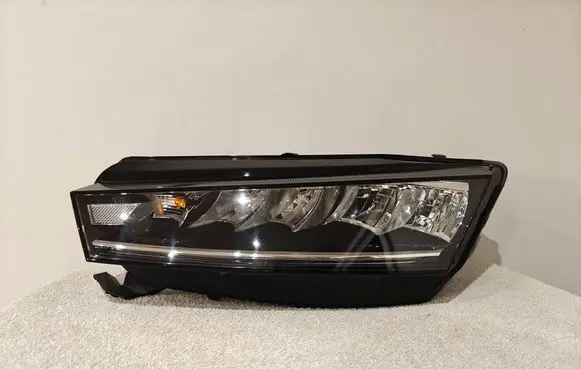 Skoda Octavia Mk4 Headlight/headlamp 5E4941015 030111823100 LE18A6418