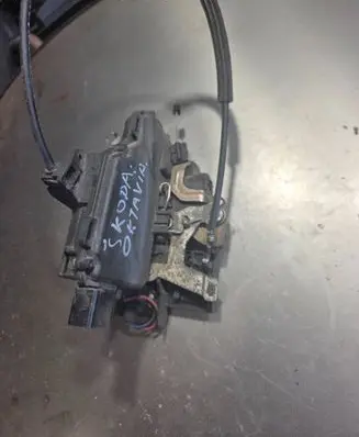 Skoda Octavia Mk2 (1Z) Front door lock