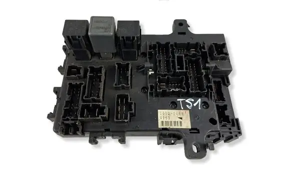 Nissan Terrano Fuse module 285510X804 5WK48530