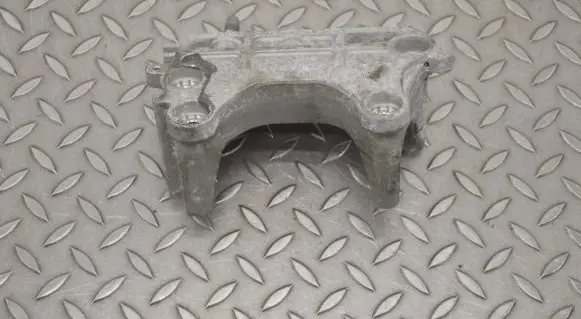 Engine mounting bracket