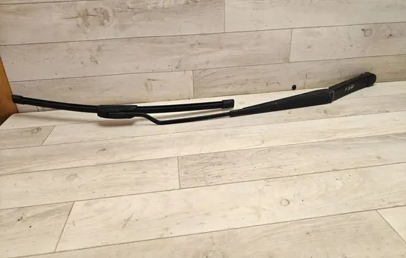 Volvo XC90 Front wiper blade arm 8693600
