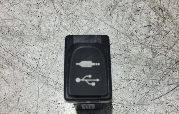 Toyota Auris E180 USB socket connector 861900D030 CALS00H1AE 414643