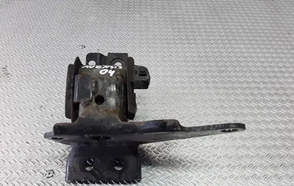 Toyota Avensis T250 Engine mount bracket