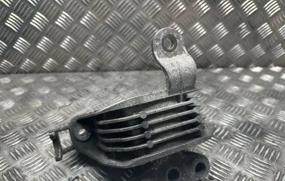 Engine mount bracket