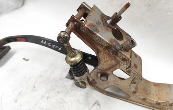 KIA Carnival Clutch pedal 