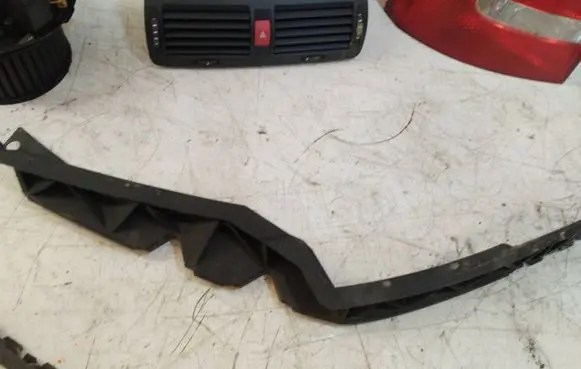 Skoda Octavia Mk2 (1Z) Front bumper mounting bracket 1Z0807184A