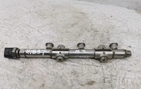 Volkswagen Golf VII Fuel distributor 04C133320F