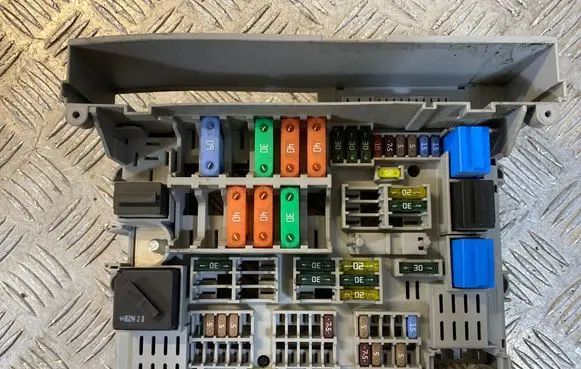 BMW 1 E81 E87 Fuse module 6906621 1884400000 90208561