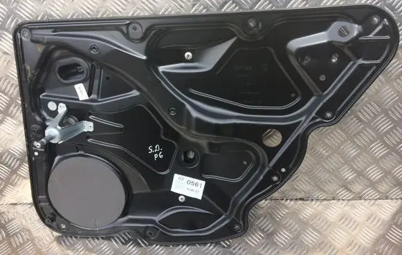 Rear door manual window regulator