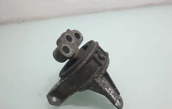 Opel Zafira B Engine mount bracket