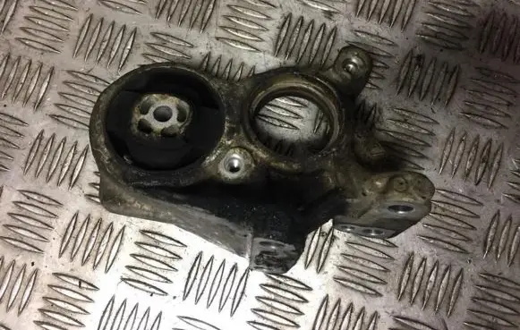 Peugeot 308 Engine mounting bracket 81090780