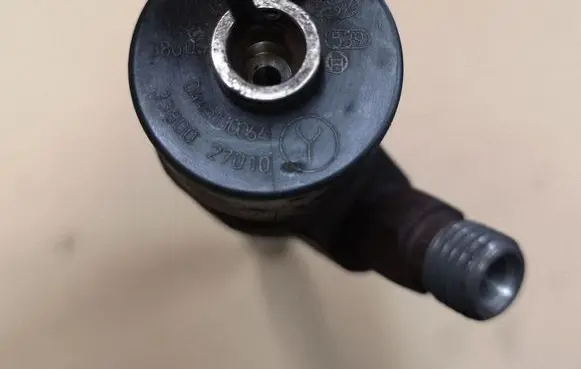 KIA Carens I Fuel injector 0445110064
