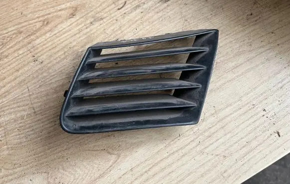 Seat Ibiza III (6L) Front bumper upper radiator grill 6L0853677