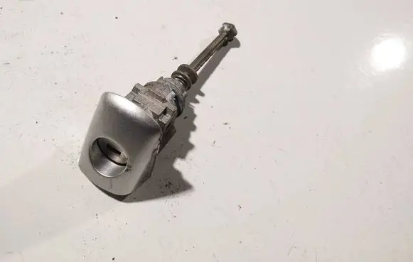 Peugeot 407 Front door lock (next to the handle) 
