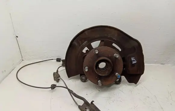 Toyota RAV 4 (XA30) Front wheel hub spindle knuckle