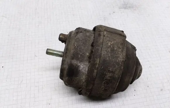 Volvo V70 Engine mount bracket