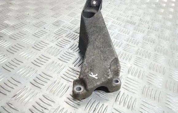Audi A4 S4 B7 8E 8H Engine mounting bracket 8E0199307A