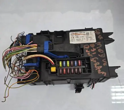 Fiat Punto (188) Fuse module 00517986160 28106883 97RI010040