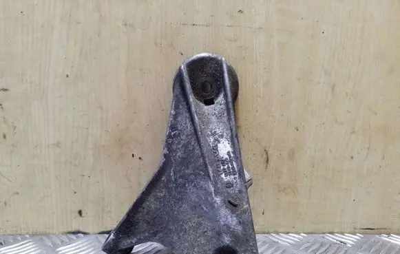 Volvo S70 V70 V70 XC Engine mounting bracket 1397889