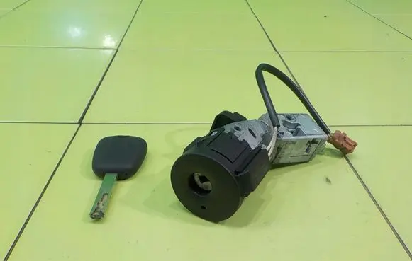 Citroen Berlingo Ignition lock E1105995