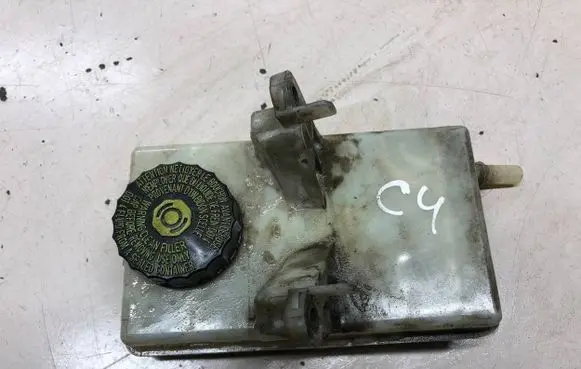 Brake fluid reservoir