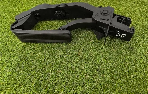 Mercedes-Benz E W211 Accelerator throttle pedal A2113000904