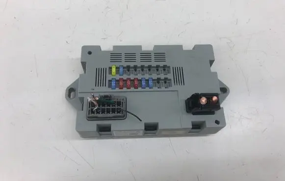 Jaguar F-Pace Fuse module SW71739084