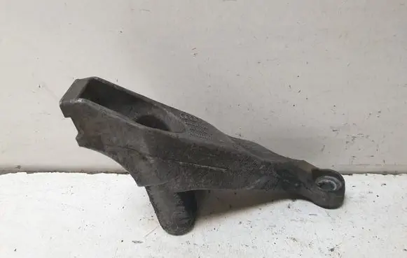 Audi A4 S4 B7 8E 8H Engine mounting bracket 8E0199307