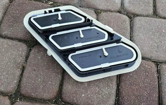 Opel Combo E Quarter panel pressure vent 9818354180