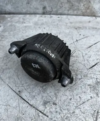 Mercedes-Benz C W204 Engine mount bracket A2042400317
