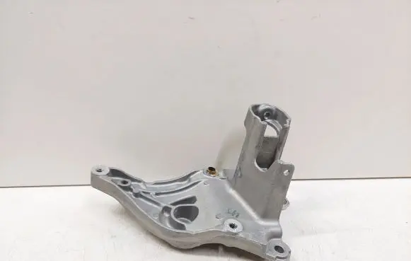 Peugeot 208 Engine mounting bracket 9808696880