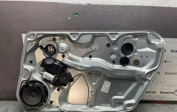 Volkswagen PASSAT B5.5 Front door window regulator with motor 3B4837756D
