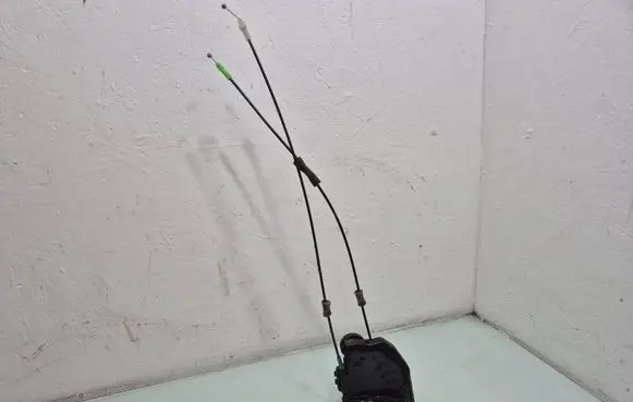 Toyota RAV 4 (XA40) Rear door lock 