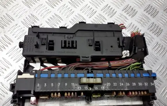 BMW 3 E46 Fuse box cover 8364542