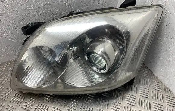 Toyota Avensis T250 Headlight/headlamp 0543 8422