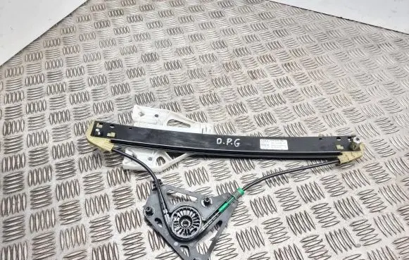 Rear window lifting mechanism without motor