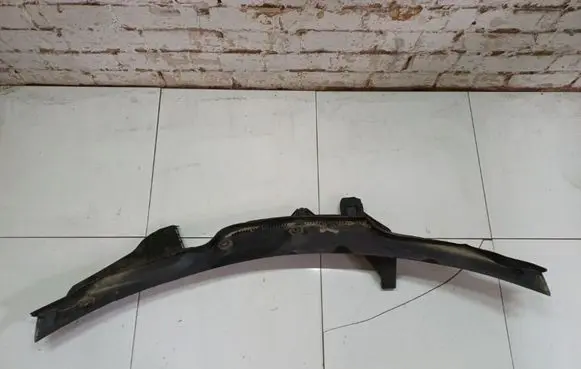 Mercedes-Benz R W251 Wiper trim 2518300028