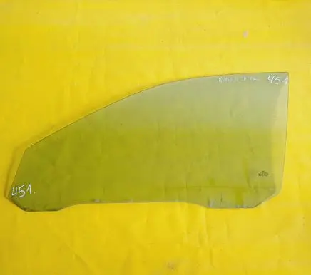 Audi A4 S4 B5 8D Front door window glass four-door