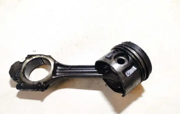 Volkswagen Golf III Piston with connecting rod
