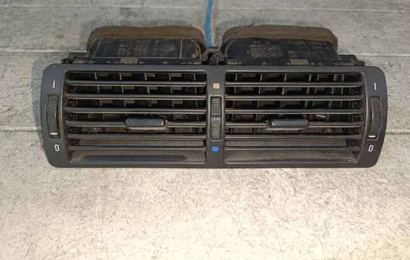 BMW 5 E39 Dash center air vent grill 8391179