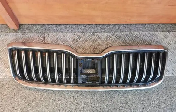 Skoda Superb B8 (3V) ACC Distronic radar sensor grill/trim 