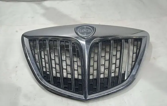Lancia Delta III Front bumper upper radiator grill 735485930 B634