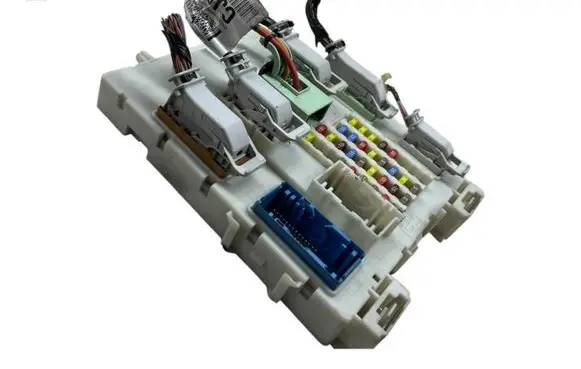 Ford Focus Fuse module bv6n14a073ep