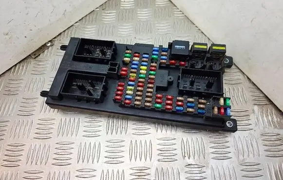 Land Rover Range Rover Sport L320 Fuse module YQE500300 519051403